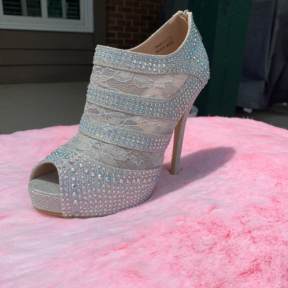 Size 7 heels - Picture 4 of 6